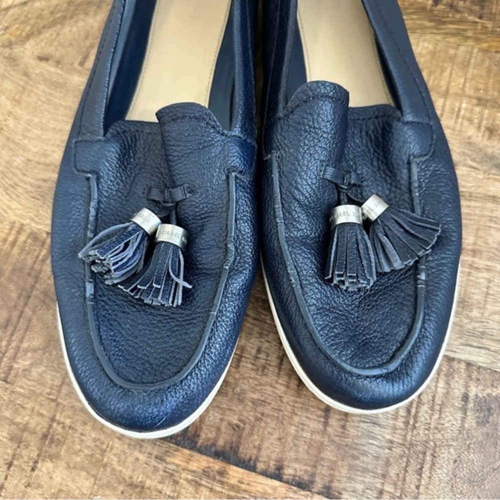 MICHAEL KORS WOMAN LEATHER NAVY BLUE LOAFERS W/WHITE BOTTOMS ACCENTED W/TASSELS - Picture 3 of 10